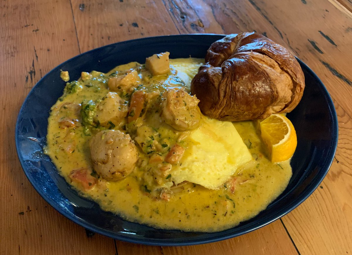 David went diving this morning, and I decided to have breakfast at Banana Café. Their seafood omelette is to die for 👌🏼 We may be eating there again tomorrow morning 😜 #SashaEats #SashaInTheKeys #Eater #FoodieTravels #Foodspotting #FL #CulinaryGlobetrotter