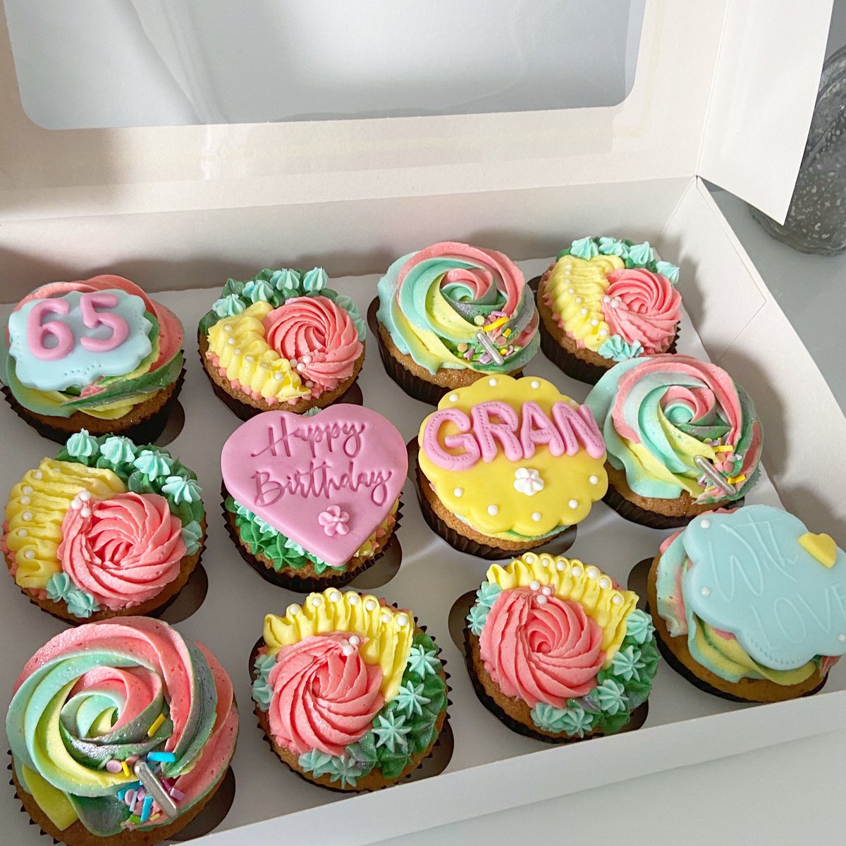 𝕋𝕙𝕖 ℙ𝕖𝕣𝕗𝕖𝕔𝕥 𝔾𝕚𝕗𝕥 💕🌈More occasion cupcakes from today. Perfect gift for someone special. Customised with messages/theme of your choice! #customcupcakes #specialoccasion #rainbowcupcakes #treatsomeone #cupcakesglasgow #pretty #love