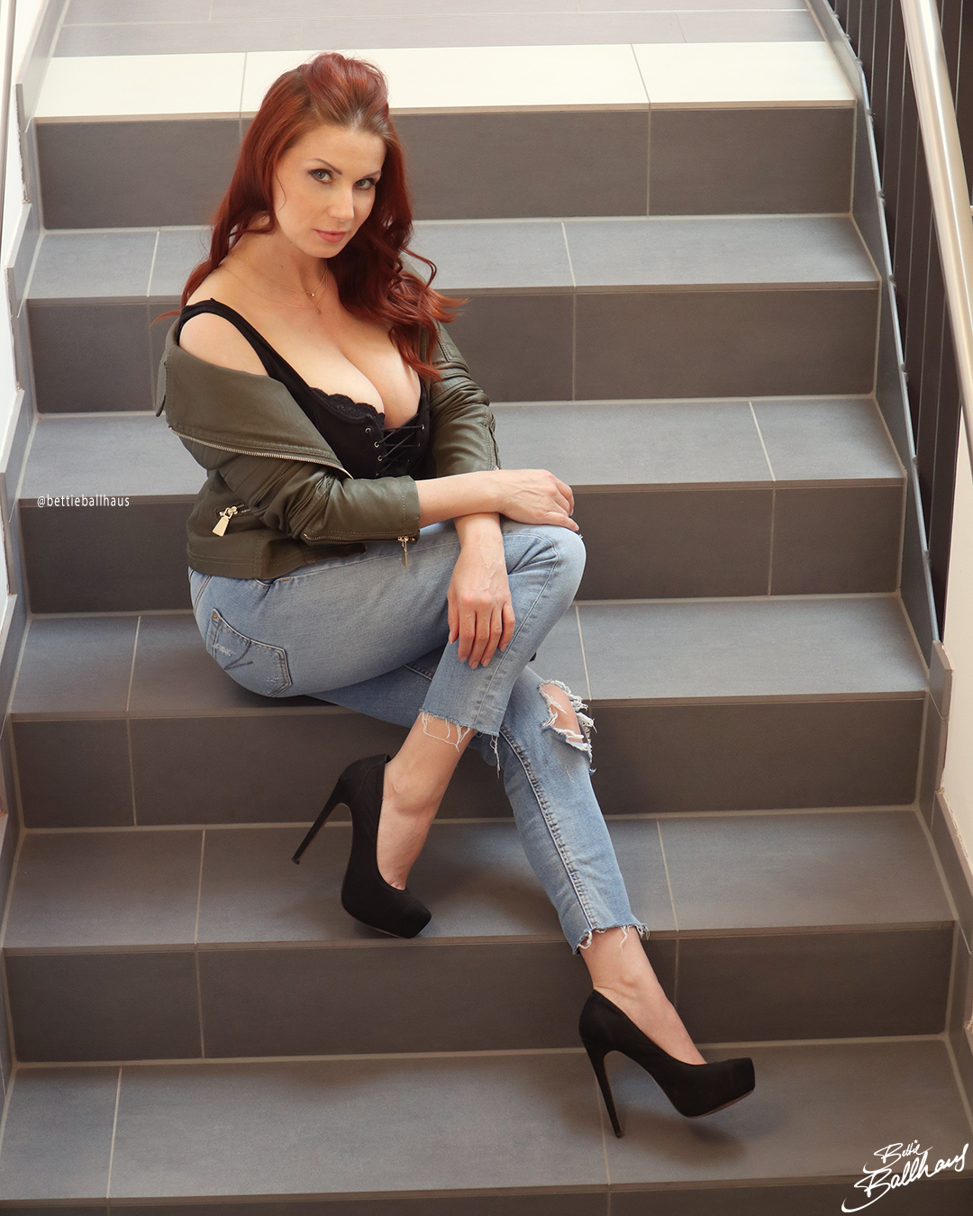 Guten Morgen meine Zuckerhasen, habt einen sexy Start in den Dienstag ...🙂 Gefallen Euch meine High Heels? Like - ok , retweet - ich würde sie dir sogar putzen. 💋 Kussi Bettie #bettieballhaus #tittituesday #bigboobs #jeans #highheels #redheadsarebest #kiss https://t.co/FBp8eHFIwc