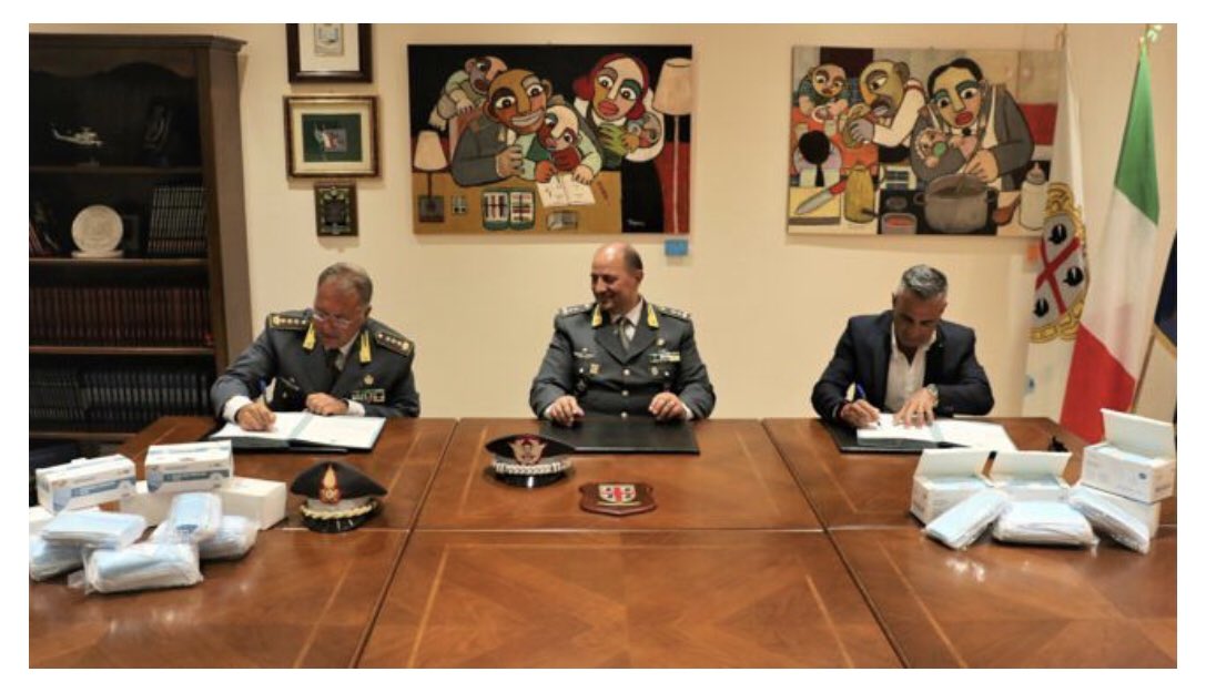 crisardegna's tweet photo. Parlano di noi...😎

Oggi, presso sede del Comando Regionale Sardegna della Guardia Di Finanza, i #militari del Comando Provinciale della Guardia di Finanza di Sassari hanno #donato al Comitato Regionale #Sardegna della Croce Rossa Italiana 40 mila mascherine. 💪🏻⛑🇮🇹
@crocerossa https://t.co/fxleqUoYhg