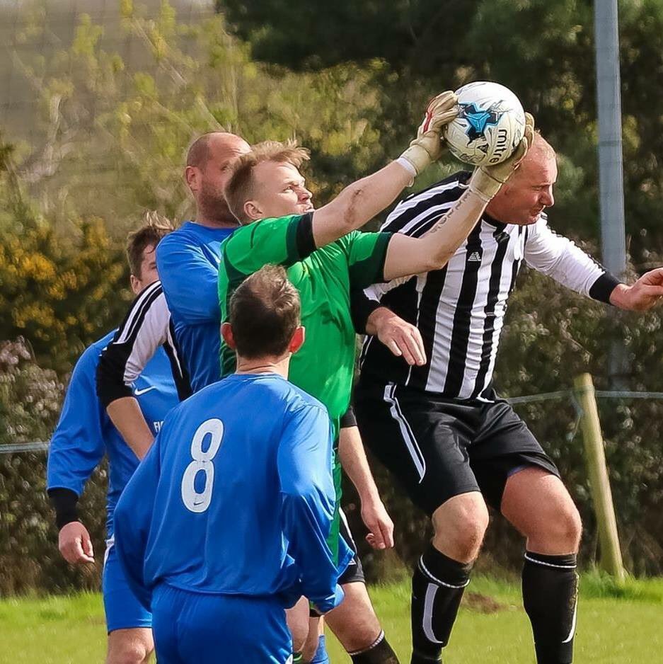 BarriTwinn's tweet photo. Time to don the gloves again this Saturday 🧤 as I come out of retirement for @BactonUnited89 #BU89 #LoveAPenSave #GKUnion https://t.co/oGDgV1ExY1