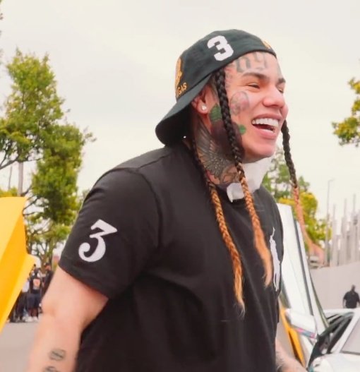 “PUNANI” music video received over 24 MILLION views and 1.5 MILLION likes on its first day on YouTube. 

— This is his 3rd biggest debut on the platform, surpassing “YAYA”.