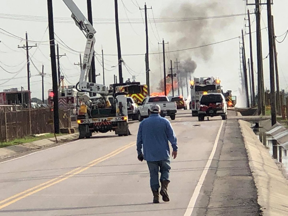 CBYD811's tweet photo. Last week a natural gas pipeline erupted in flames in Texas after it was accidentally cut by a contractor. Multiple injuries reported. https://t.co/eOjp0Zpuc4
Photo @CityofMontBelvieu Facebook. #callbeforeyoudig #itsthelaw #call811 #safetyfirst #CBYD #damageprevention #utilities https://t.co/3sDY4AQRhW