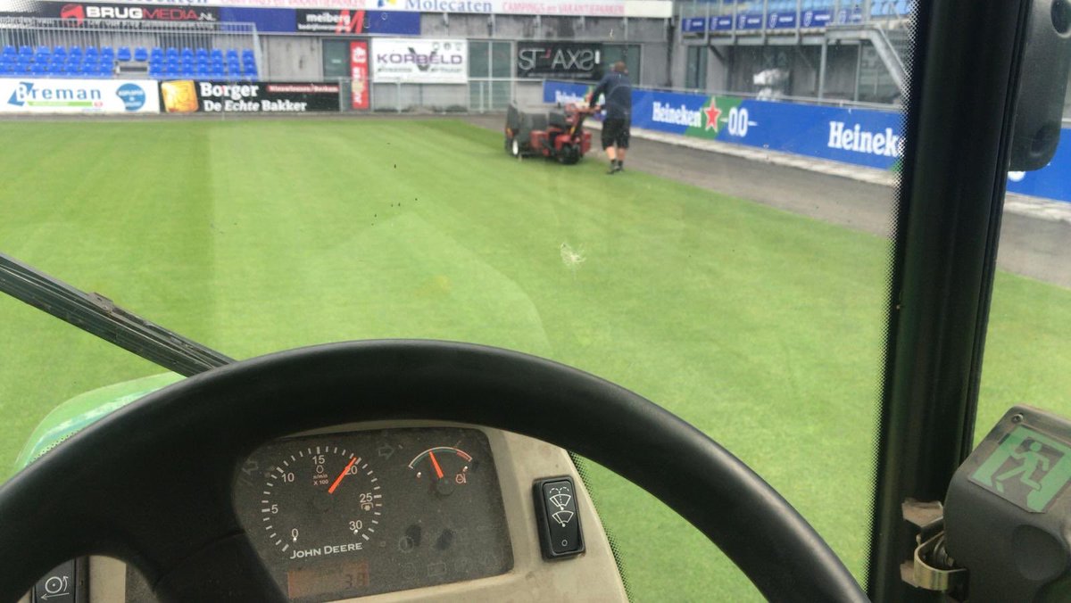 Een dag van de grasmeester van <a href="/PECZwolle/">PEC Zwolle</a>. Maaien, maaien en alles voor het gras in het stadion en voor het trainingsveld. 50.000 (!!) stappen en bijna 35 kilometer op één dag! #passievoorgras #keepupthegoodwork