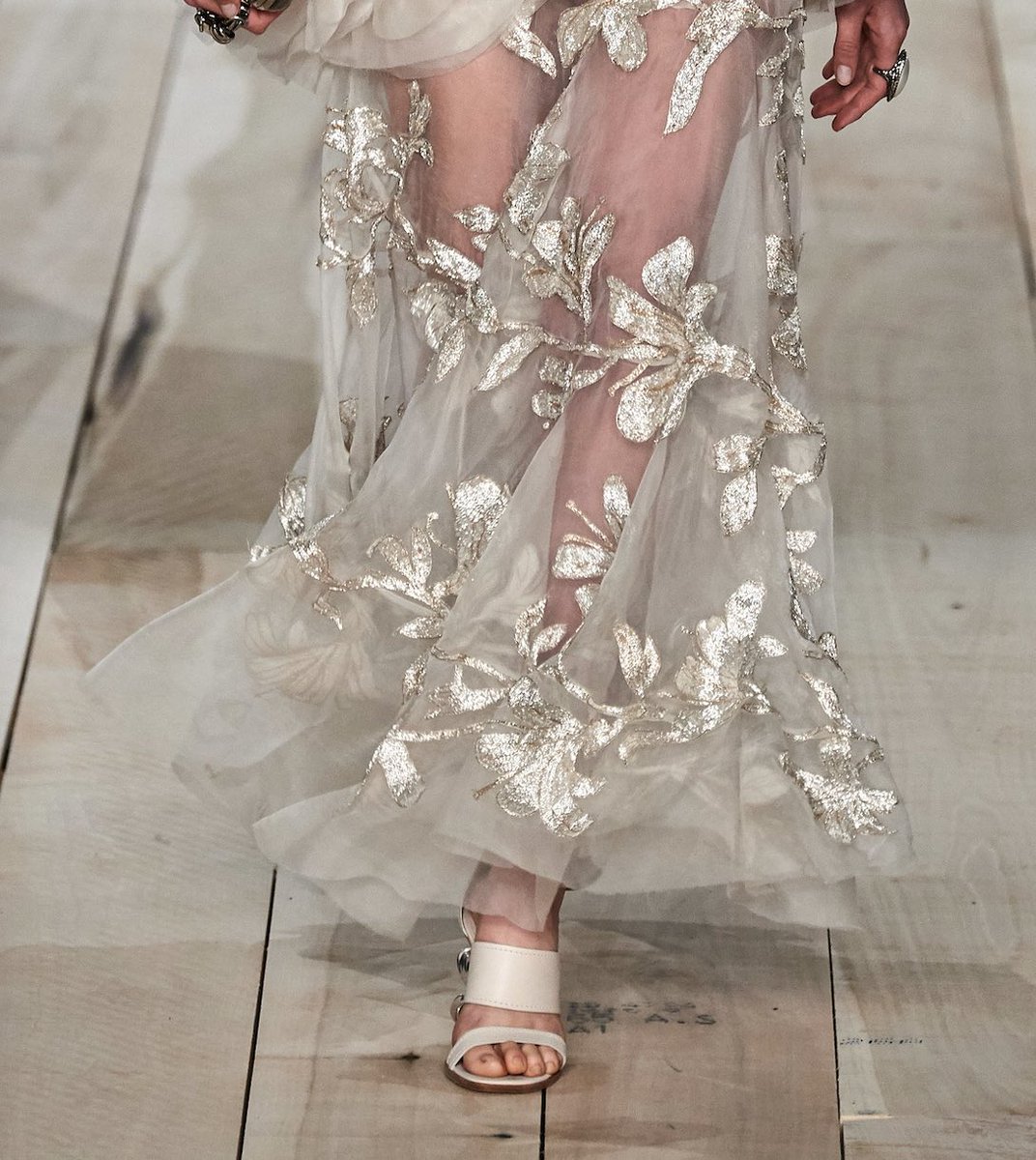 pixts's tweet photo. alexander mcqueen ⋅ ss 20 https://t.co/Qy3dfXLGg8