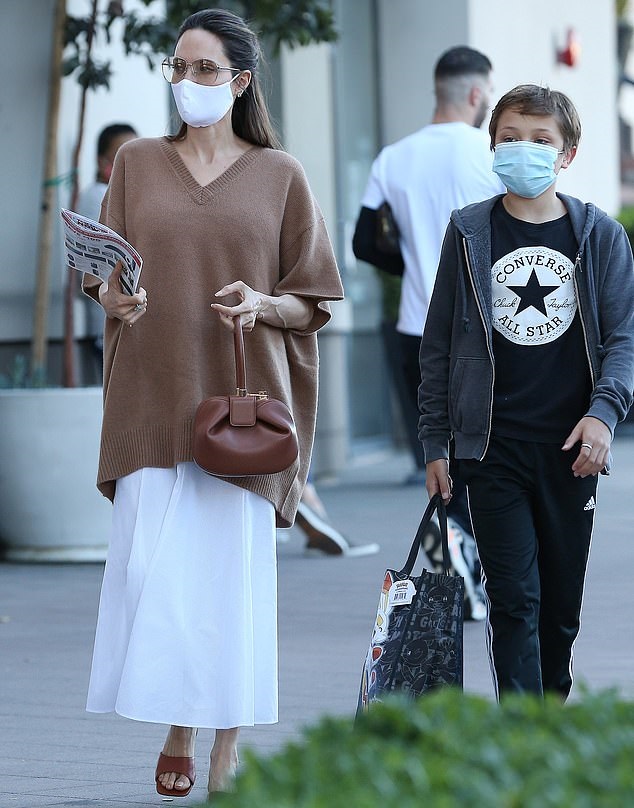 Fas_de_Angie's tweet image. Angelina Jolie passeiam com o filho em Los Angeles: fasdeangelinajolie.blogspot.com/2020/08/angeli…

#AngelinaJolie, #KnoxLeon, #Maxfields, #LosAngeles, #Califórnia, #EUA, #USA, #US