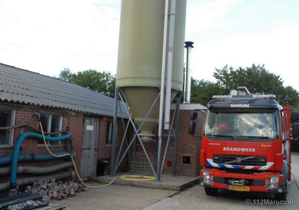 Brandweer bevrijdt kalveren uit mestput..