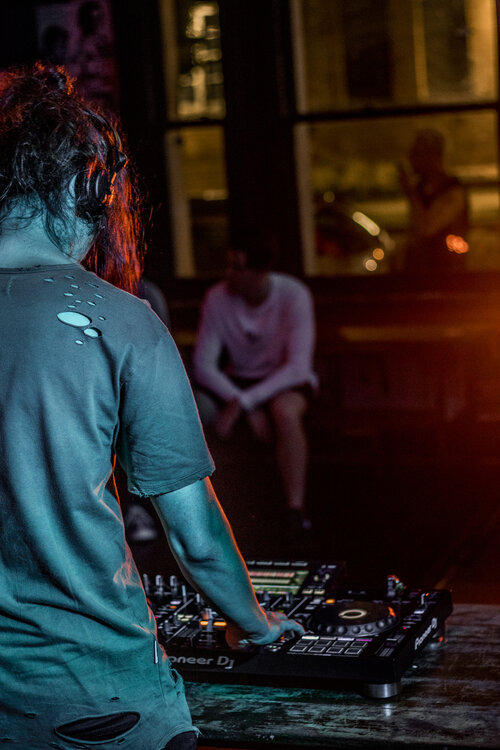 DJCoursesOnline's tweet photo. DJs and producers alike have recently started experimenting with AI music platforms.

Check out our blog post about these new technological tools that can offer an edge to your songwriting and production process: 
https://t.co/1711DDg0BM
.
.
.
#DJCoursesOnline #DJing #MusicLovers https://t.co/dohYdZtwSe