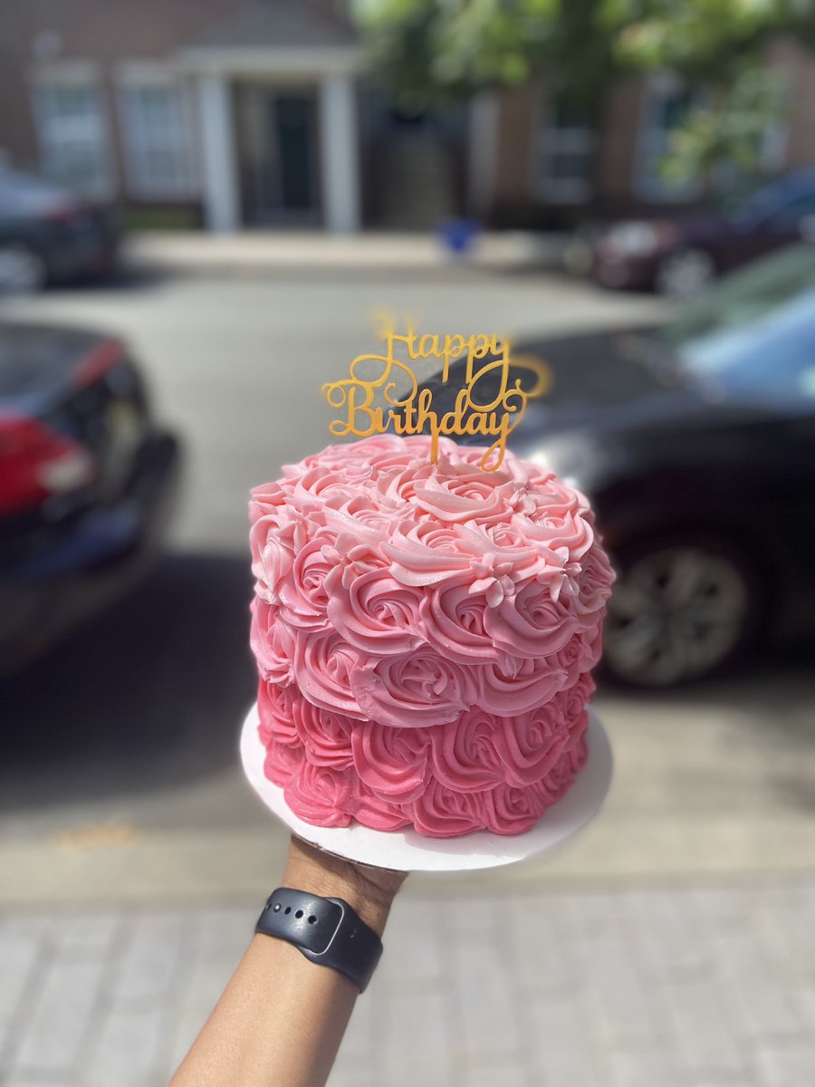 briaaa__'s tweet image. picture on the left was june and picture on the right is today talk about the growth 🥰🌸 #sweetsbybree