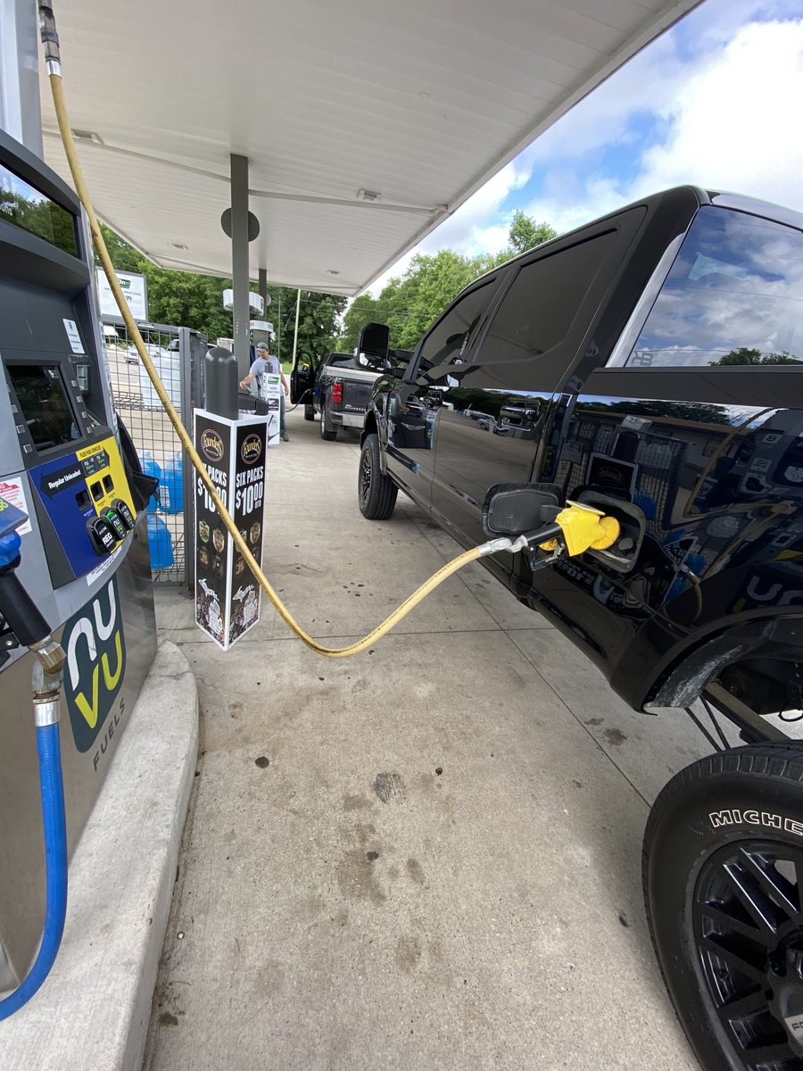 NUVUFUELS's tweet image. Expert pilot Mr. Grooters, is filling up for his first time with E-30 at NUVU fuels Rockford #octaneboost