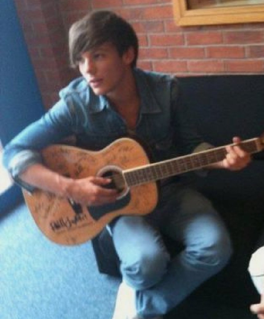 Rare photo (I think) of Louis ❤️ - tpwk - #10YearsfOneDirection #10YearsOf1D #6MonthsOfWalls