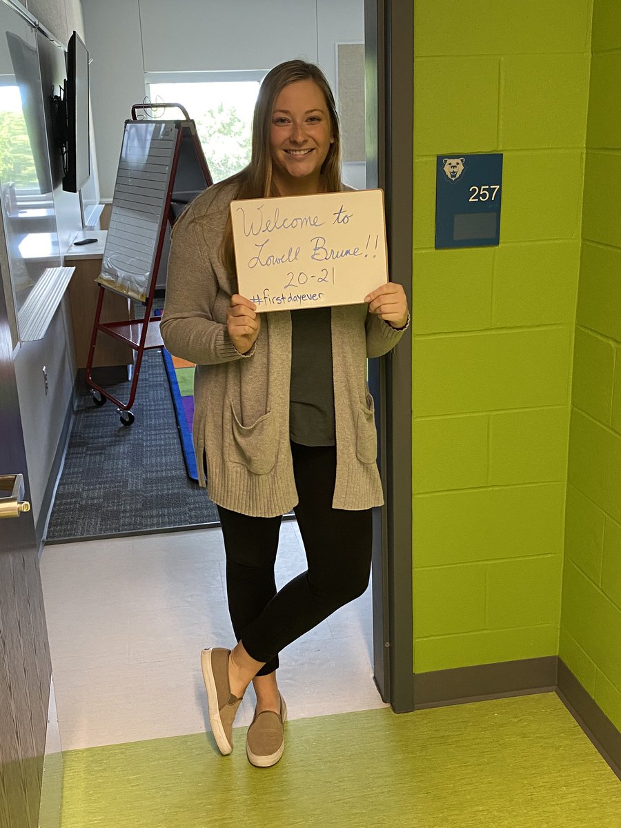 LowellBruneKCK's tweet photo. We are so excited to welcome our 1st year teachers to Brune and KCKPS!! #kckps #firstdayever @kimshawkckps https://t.co/38cLsJnerw