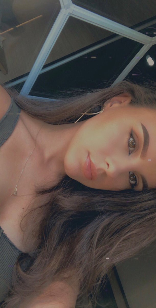 leonitaaaI's tweet photo. Me / the album I’ll never get tired of https://t.co/MTdgDki7Ab