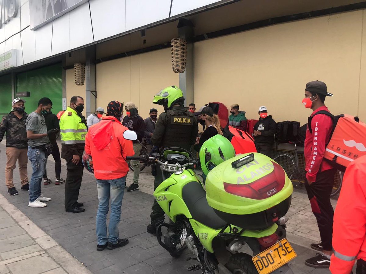Engativalcaldia's tweet photo. Enfrentar esta emergencia requiere de la acción conjunta entre la empresa privada y las autoridades. #AEstaHora con @RappiColombia @PoliciaBogota y @SeguridadBOG realizamos pedagogía a #Rapitenderos para prevenir aglomeraciones y fortalecer medidas de bioseguridad y autocuidado https://t.co/HqFiBZBv3a
