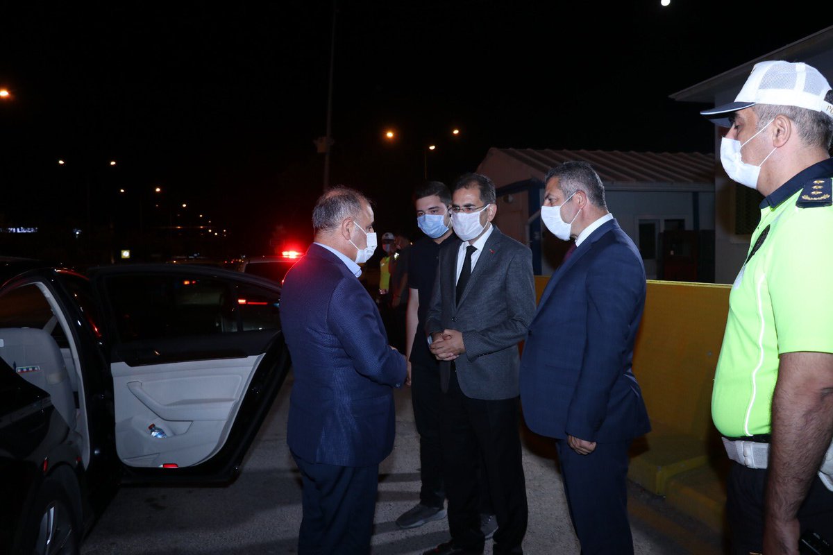 📍Eskişehir-Bursa Yolu Uygulama Noktası

Vali V. Sn. Akın Ağca ve İl Emniyet Müdürümüz Sn. Engin Dinç ile birlikte incelemelerde bulunup görevi başındaki personelimizin bayramını kutladık.

Vatandaşlarımıza trafik kuralları ile ilgili hatırlatmalarda bulunduk.
#HerYılDahaİyiye