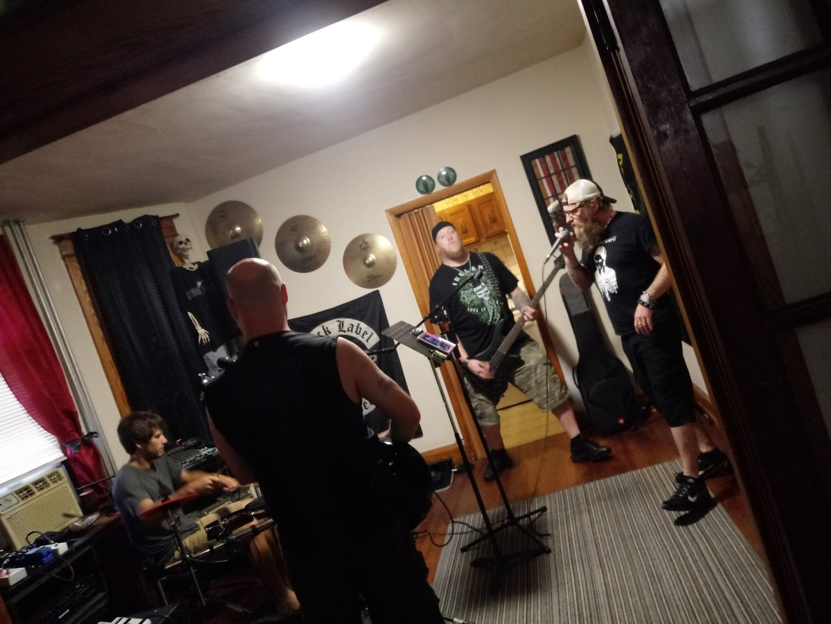 NeverTheSun1's tweet photo. Monday's is for practice👊🤘 #alternativemusic #metalmusic #kickassmusic #neverthesun #nts https://t.co/gTRnJaaZbz