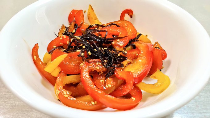 赤プリカと黃プリカの半分使って塩昆布和え美味しゅうございました。残りはパスタにでもしよう 