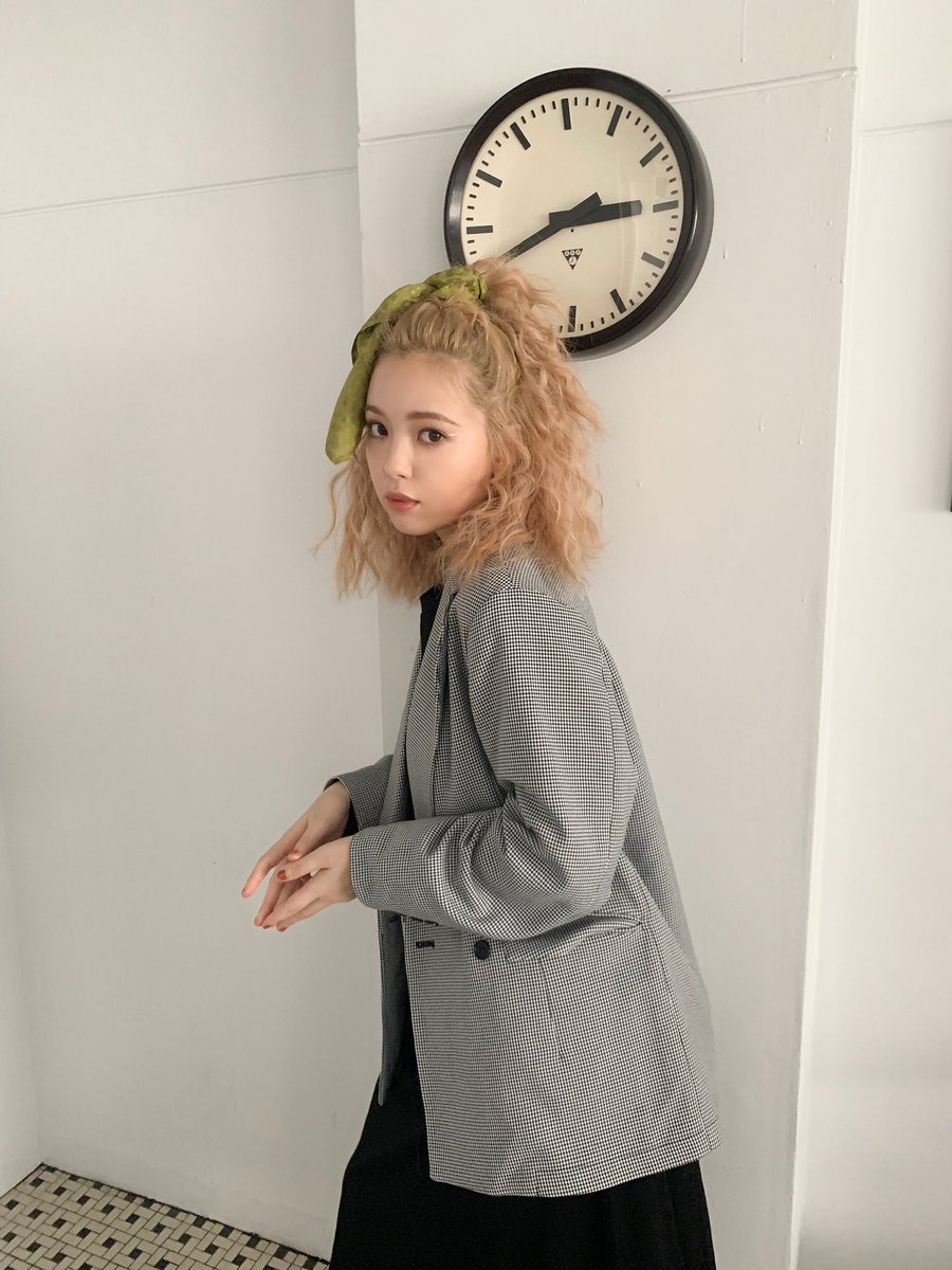 藤田ニコルの私服 おでこをあげたハイトーンヘアーが可愛い シックなチェックジャケットのマニッシュコーデです 芸能人の私服 衣装まとめ Woomy