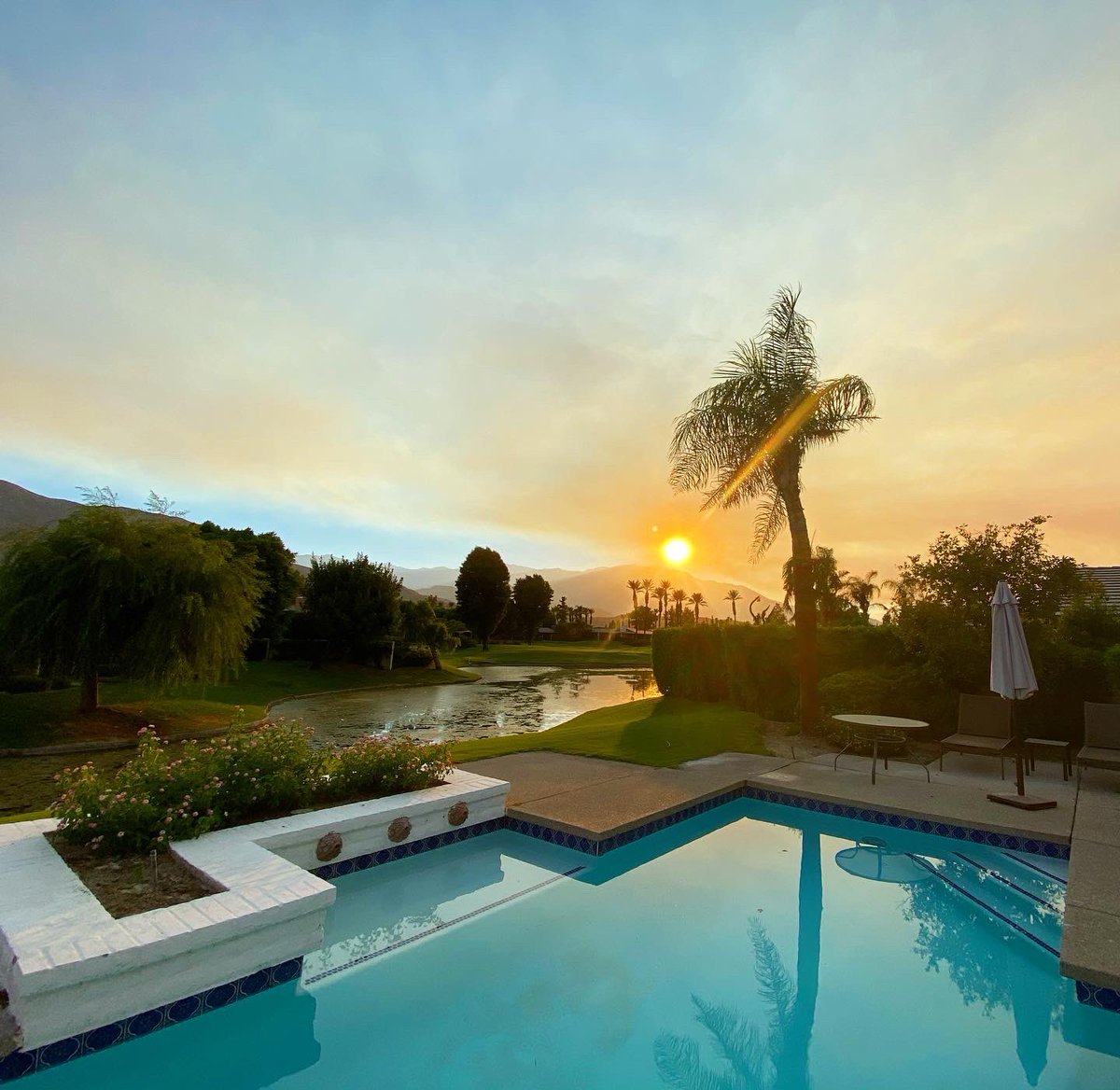 MikuniTaro's tweet photo. We appreciate Mr. & Mrs. Oates for letting us stay at this beautiful & comfy house! The #Boba and #MexicanFood hit the spot. Btw, I haven’t even seen one person on the golf course all day! #FreshAgave #TeaBeHonest #noonehere #quarantineapproved #poolside https://t.co/7UhXdWLbcW