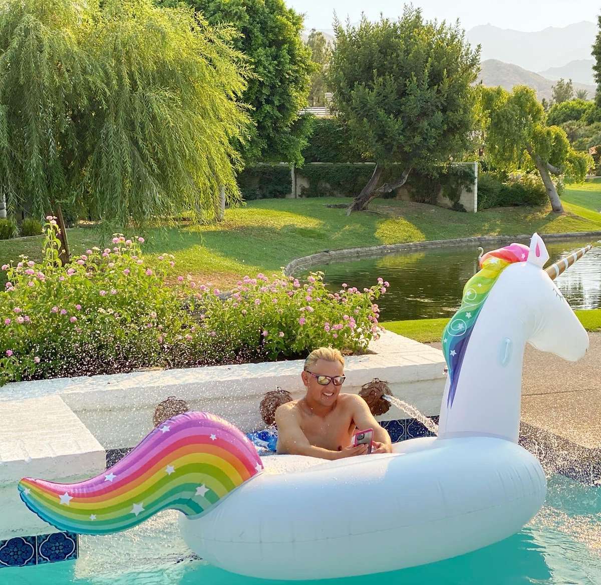 MikuniTaro's tweet photo. We appreciate Mr. & Mrs. Oates for letting us stay at this beautiful & comfy house! The #Boba and #MexicanFood hit the spot. Btw, I haven’t even seen one person on the golf course all day! #FreshAgave #TeaBeHonest #noonehere #quarantineapproved #poolside https://t.co/7UhXdWLbcW