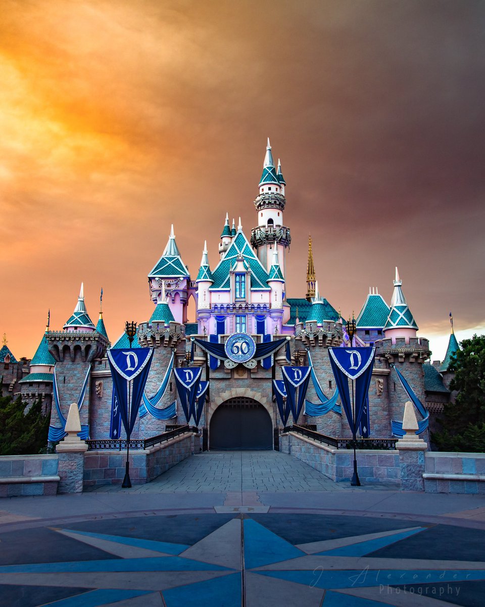 disneywjoseph's tweet photo. from the most breathtaking disneyland sunset I've seen https://t.co/c8Sc2e1xW5