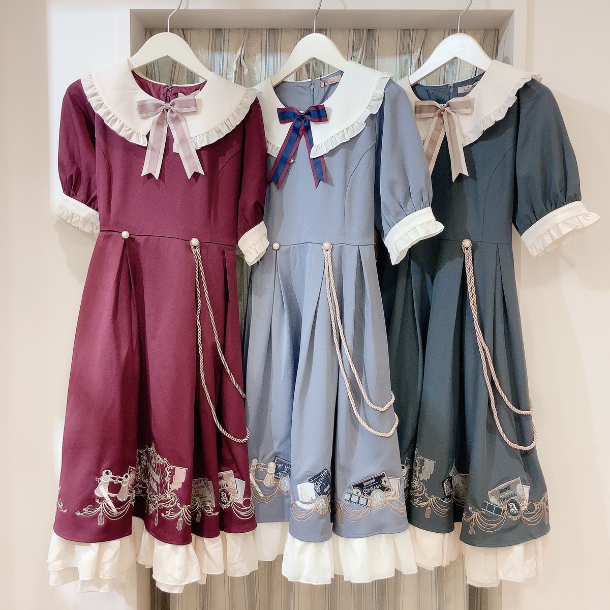 Amavel 吉祥寺パルコ店 Twitterissa New Theatreticketsワンピース ボルドー ブルー グリーン 10 450 歴史ある古い劇場のある街 Theatreland 様々な劇場のチケット オペラグラスや劇場の緞帳カーテンをイメージした刺繍が散りばめられているワンピースです