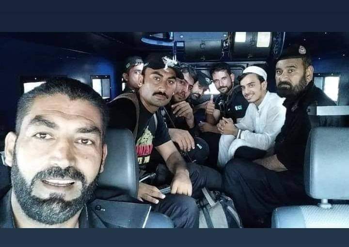دنیا کا پہلا قیدی جس کے ساتھ پولیس اہلکار سیلفی بنا کر فخر محسوس کرتے ہیں ۔۔۔۔ واہ رے۔  قربان جاؤں⁦♥️⁩