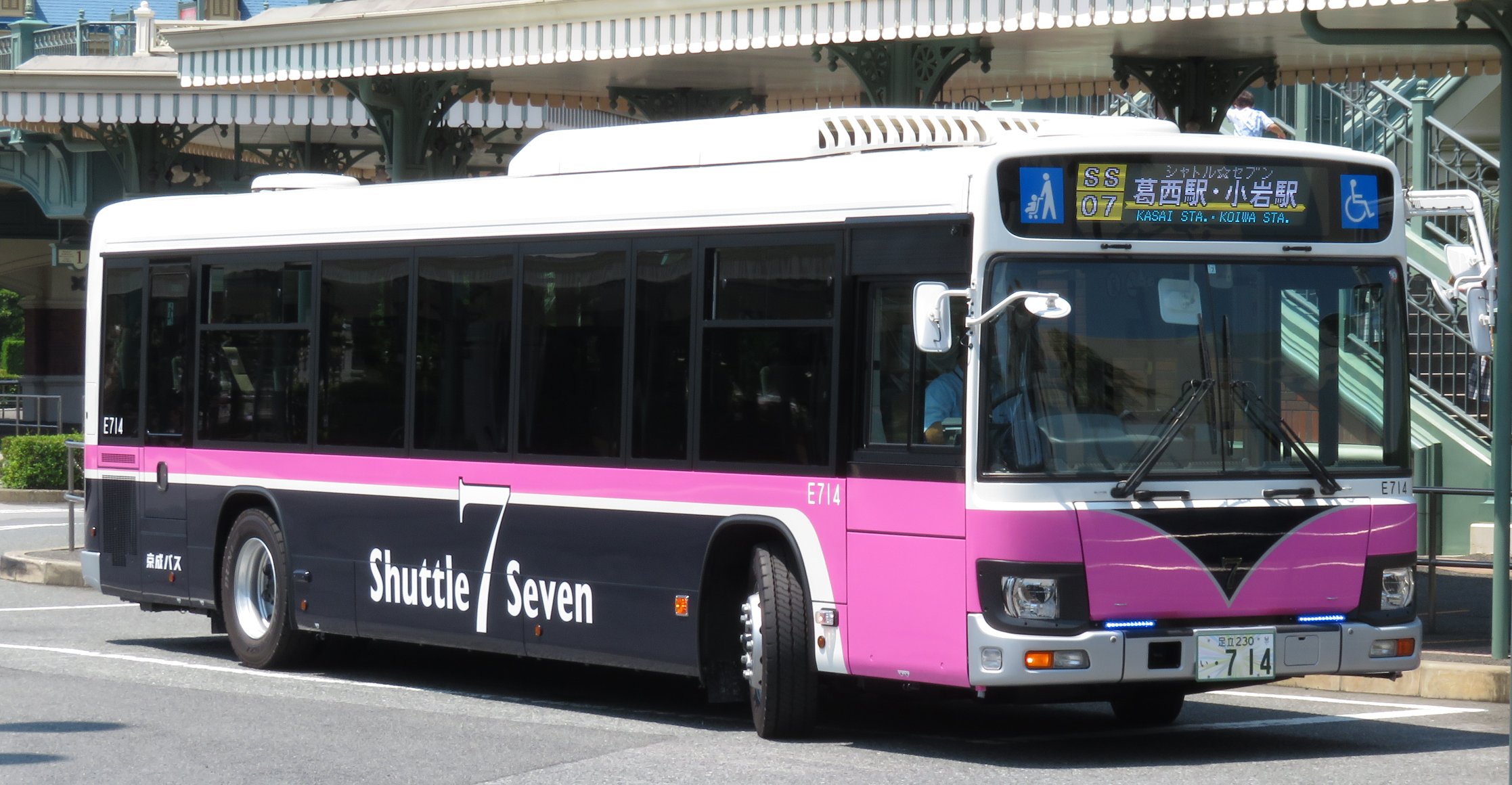 Vitamintecno ディズニーランドにて シャトルセブン用の新車のエルガ E714 足立230い714 Edss付きのq尺で テールランプはledではない仕様です T Co Jytfcwfb9o Twitter