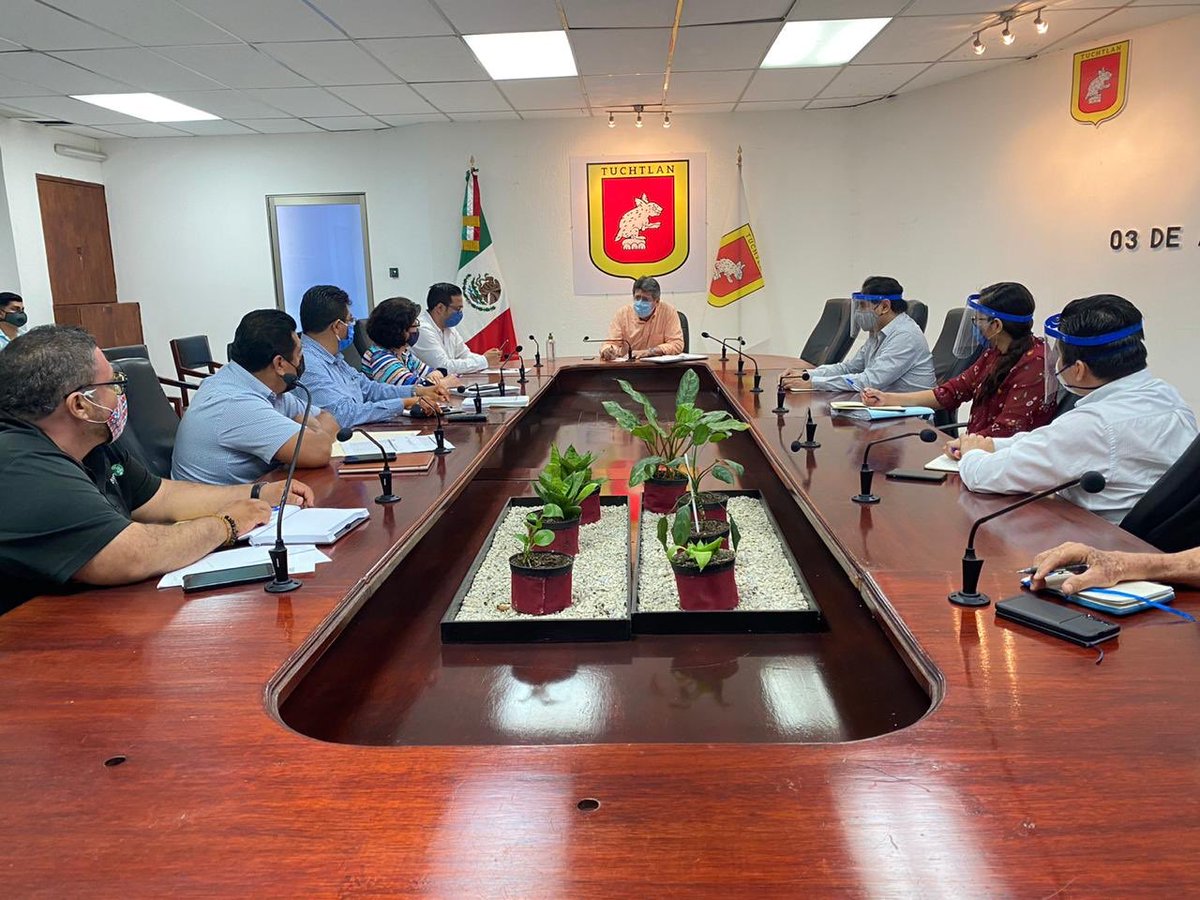CarlosMoralesV_'s tweet photo. Sostuvimos una reunión con responsables de distintas áreas operativas del Ayuntamiento de #TuxtlaGutiérrez, con el propósito  de fortalecer los trabajos que se desarrollan para el mejoramiento de nuestra ciudad. @TuxtlaCapital https://t.co/xrcr643oFo