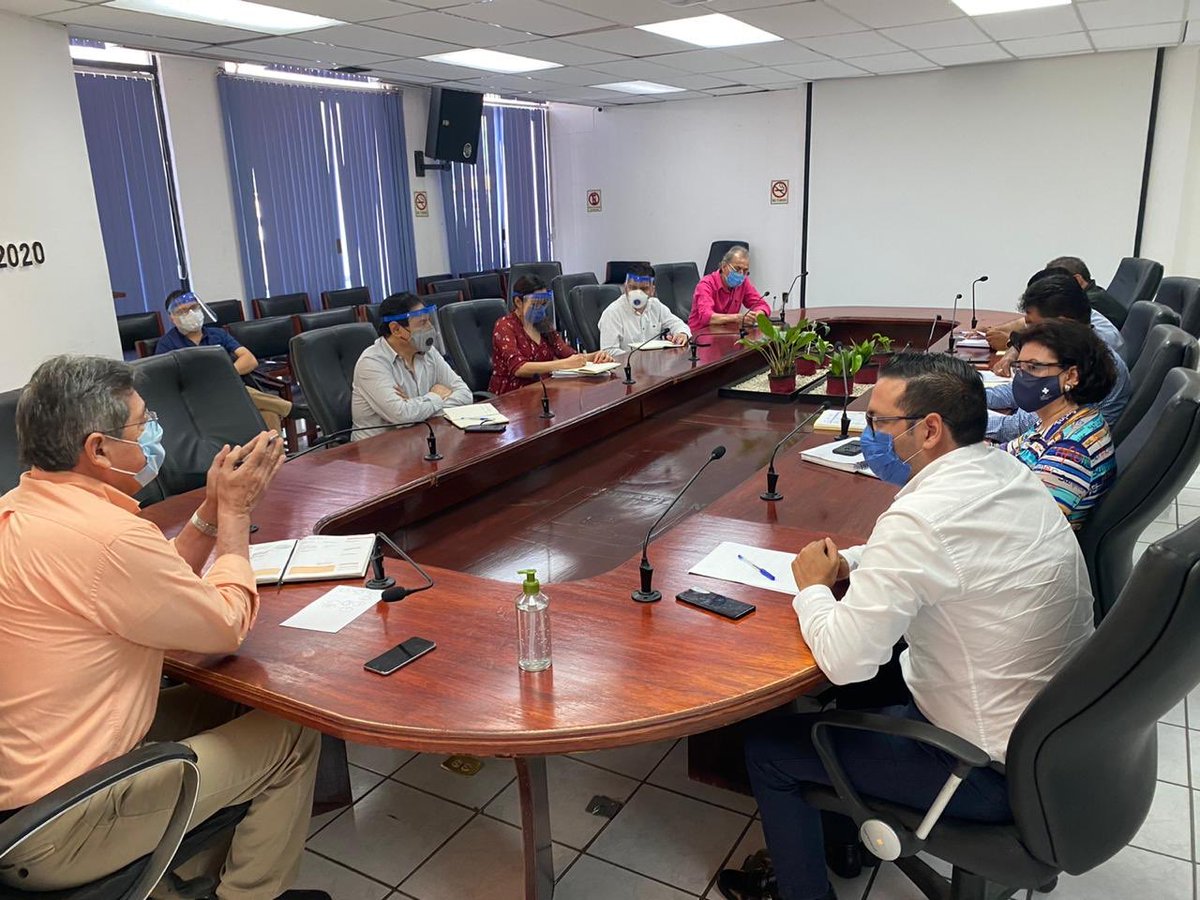 CarlosMoralesV_'s tweet photo. Sostuvimos una reunión con responsables de distintas áreas operativas del Ayuntamiento de #TuxtlaGutiérrez, con el propósito  de fortalecer los trabajos que se desarrollan para el mejoramiento de nuestra ciudad. @TuxtlaCapital https://t.co/xrcr643oFo