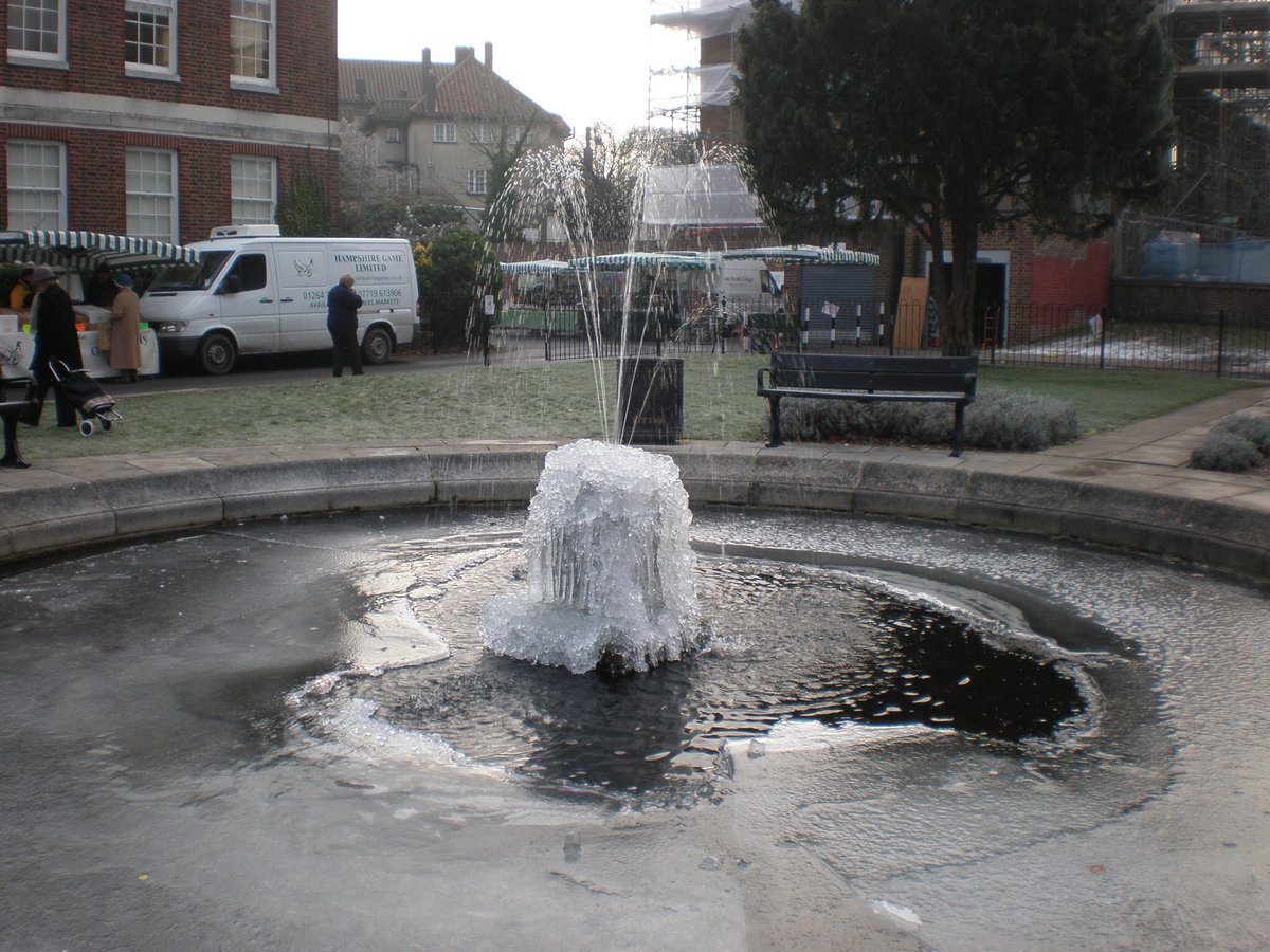 GranSteads's tweet photo. @EcoLocalFMarket one of the last photos I took at #Wallington farmers market 2009. Weather looks like it’s going to be different this Saturday. https://t.co/ZhYaj6fcDA