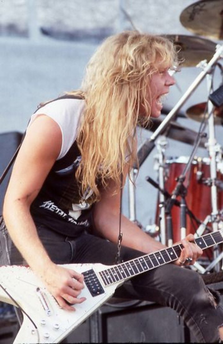 Happy birthday to one of my favorite frontmen of all time James Hetfield. 