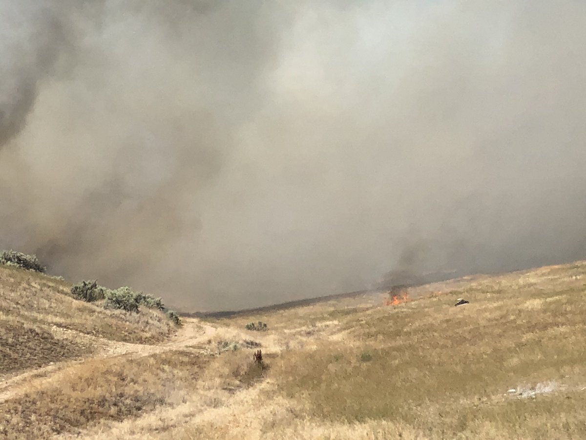 BLMIdahoFire's tweet image. #BLMBODFire and multiple ground/ air resources responding to Hubby Fire near the intersection of 10 Mile Creek and Hubbard road south of Boise Airport. Very active fire that is estimated at 40 acres with structures threatened. Avoid area if possible.