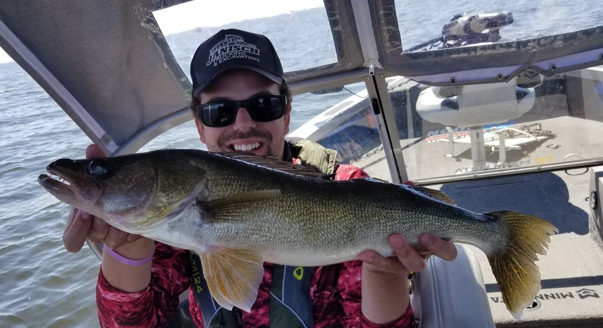 CurtQuesnell's tweet photo. Fishing with Forrest and Steve today. Lake of the Woods didn't put up much of a fuss. Nice fish, big fish and lots of em.
#walleyecapitol
#NCORGuideService
#CleanDrainandDry https://t.co/6NtbLwUWMx