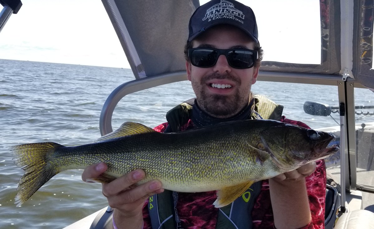 CurtQuesnell's tweet photo. Fishing with Forrest and Steve today. Lake of the Woods didn't put up much of a fuss. Nice fish, big fish and lots of em.
#walleyecapitol
#NCORGuideService
#CleanDrainandDry https://t.co/6NtbLwUWMx