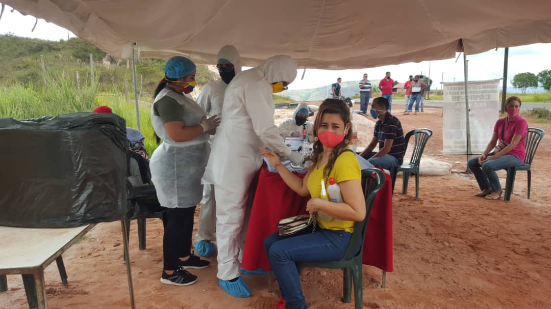 reypapi5's tweet photo. El contingente Ernesto Che Guevara del Estado Bolivar comprometido al 100% con la salud del pueblo en el despistaje activo de covid-19 en el municipio Gran Sabana , Zona fronteriza. La tarea es continua para la erradicación de la pandemia.
@Cubacooperabol2 
@PLVenezuela https://t.co/FC1chigoRi