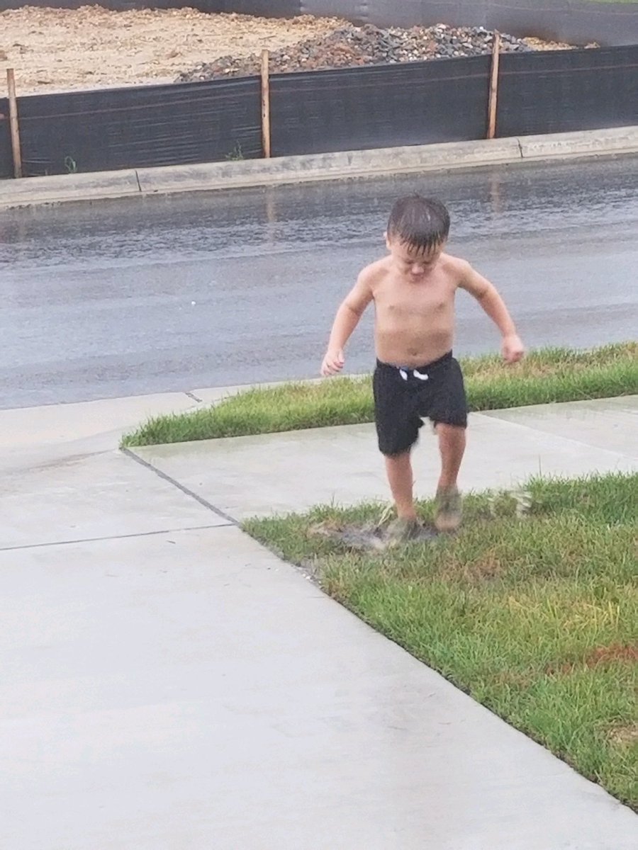 _MarkMcElwee's tweet photo. To be young and reckless and to soak in all of the fun. Love these moments! #rainfun #dadlife #HurricaneIsaias https://t.co/4DHVT88ZXI