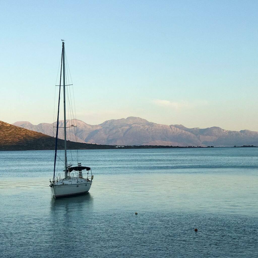 SlipBeacon's tweet photo. I can’t control the wind but I can adjust the sail.❤️
.
.
.
.

#onthewater #ahoy #crewlife #boatinglife #seacaptain #captain #sailingphotography #boating #sailboats #sailingworld #lakelife #oceaniscalling #westcoast #sea #marina #sailing #slipbeacon #sai… https://t.co/mMJPWWIHoY https://t.co/jCj9uA8vgw