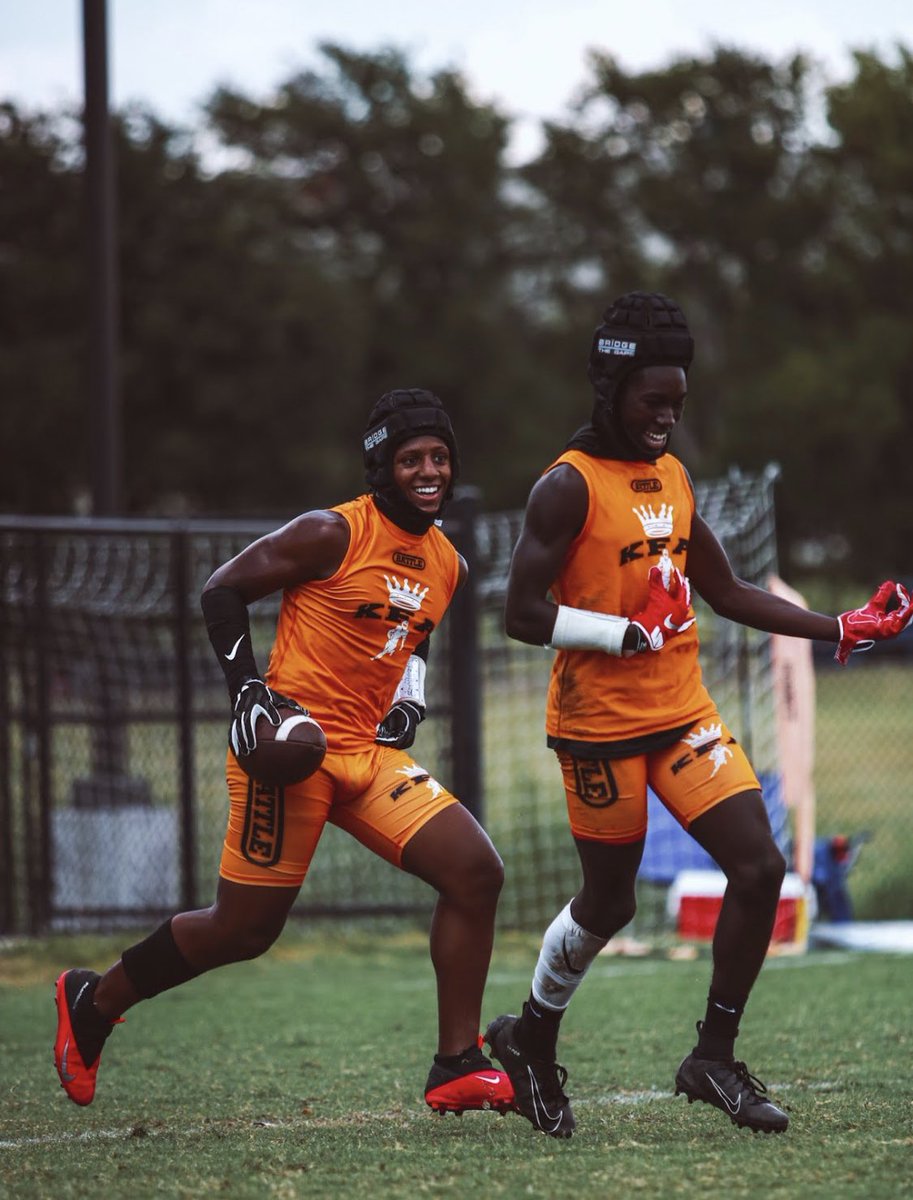 Duece1324's tweet image. shhh... we dont talk to much🤫 #glee😬👈🏿 #LLKING