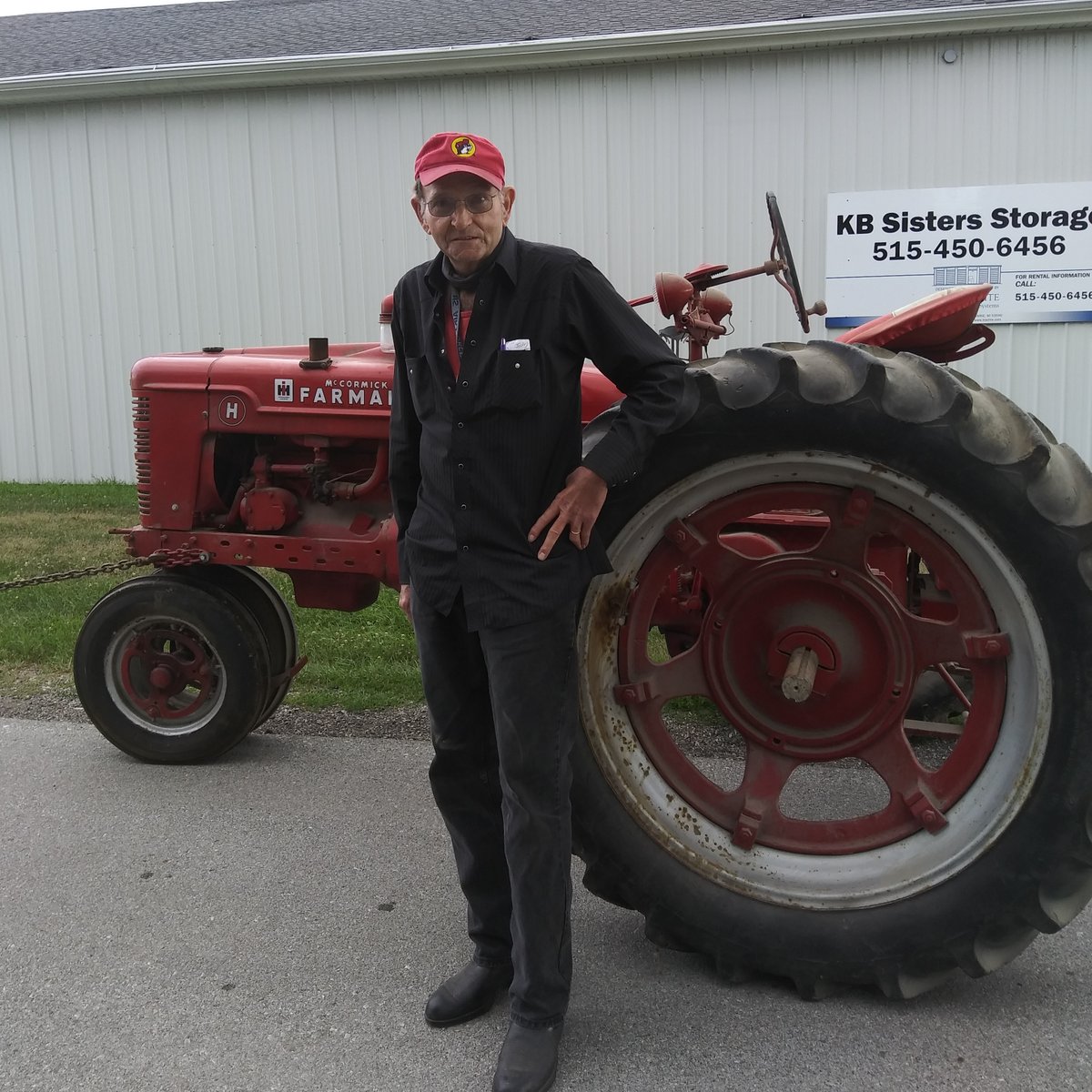 NevadaFFA's tweet photo. S/O to Ron Stewart of Nevada Iowa for donating a Farmall H tractor today to Nevada FFA !  This is a very good machine, great project #barnfresh #donation #community #nevadacubpride https://t.co/XSbrdRUtW7