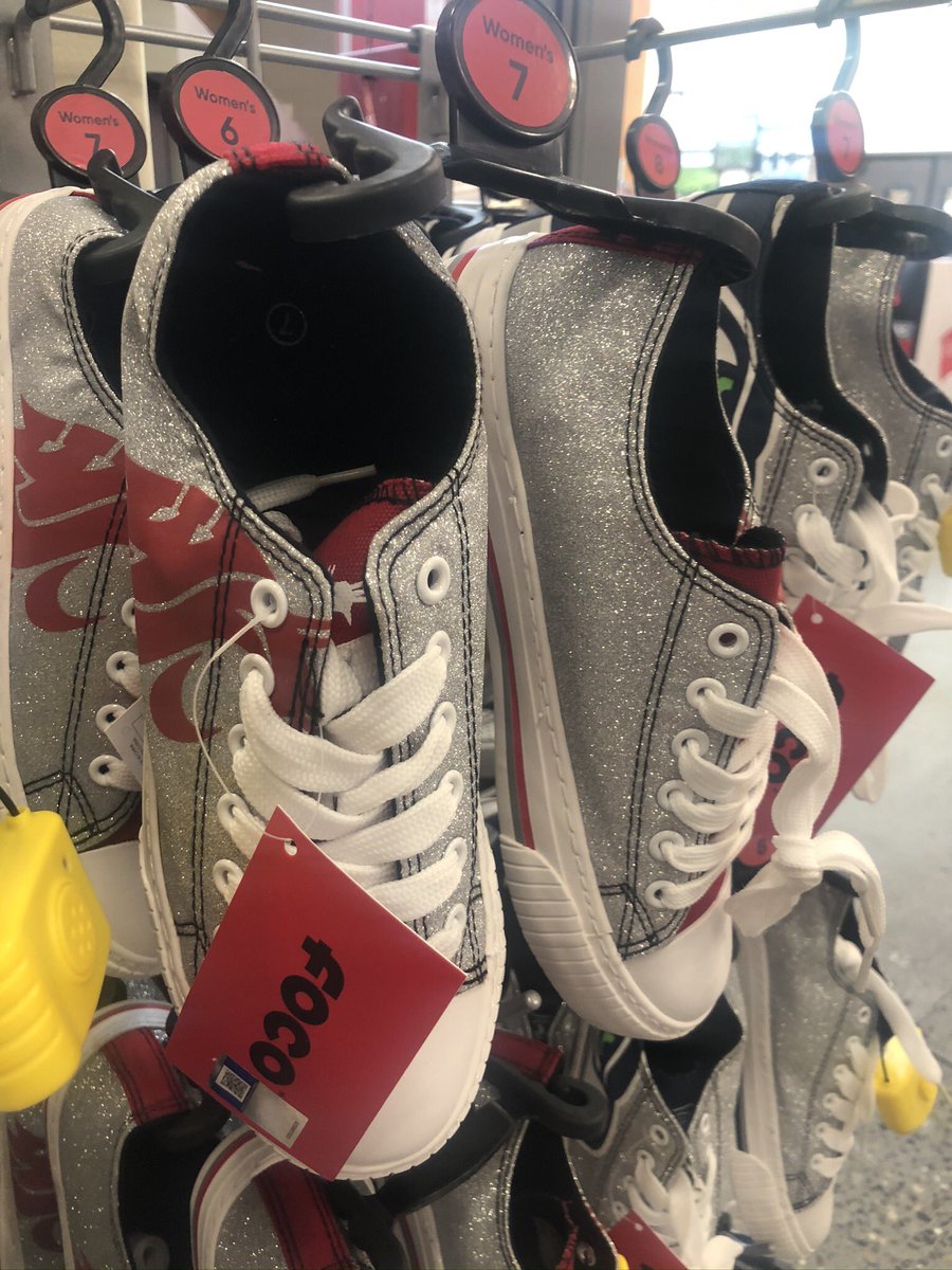 TCCougarClub's tweet photo. FYI: found these at Fred Meyer. Good News: they will stay clean since you will be wearing them at home on Saturdays...Go Cougs! #crimsonandsilverlinings https://t.co/FIuPJiyZkN