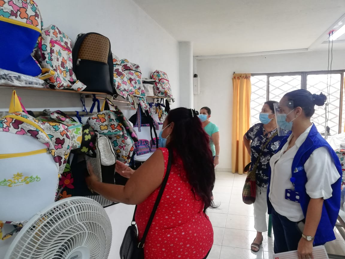UnidadVictimas's tweet photo. Cosmetiqueras y monederas han producido en el taller del sujeto de reparación colectiva de #Amuc #Pradera #Valle con la donación en materiales entregada hace algunos meses por parte de la @UnidadVictimas. #UnidosPorLasVíctimas https://t.co/8e1tJMDnet