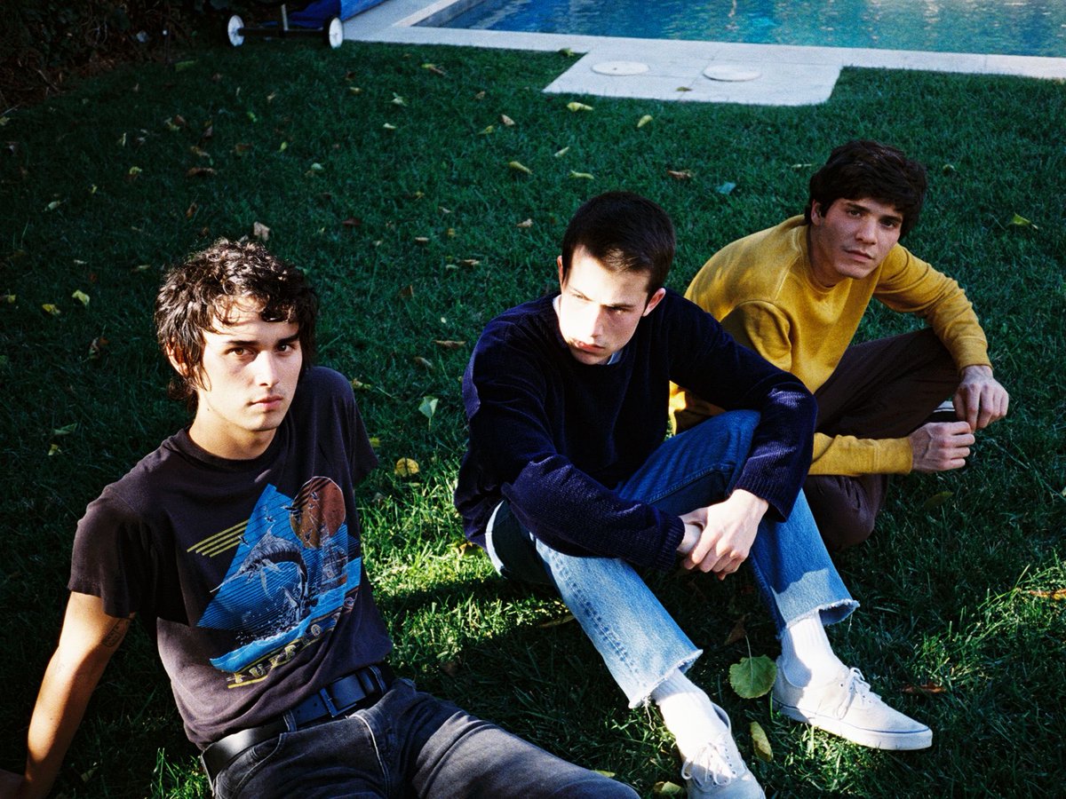wallows trying to sit normally, a thread i wanted: