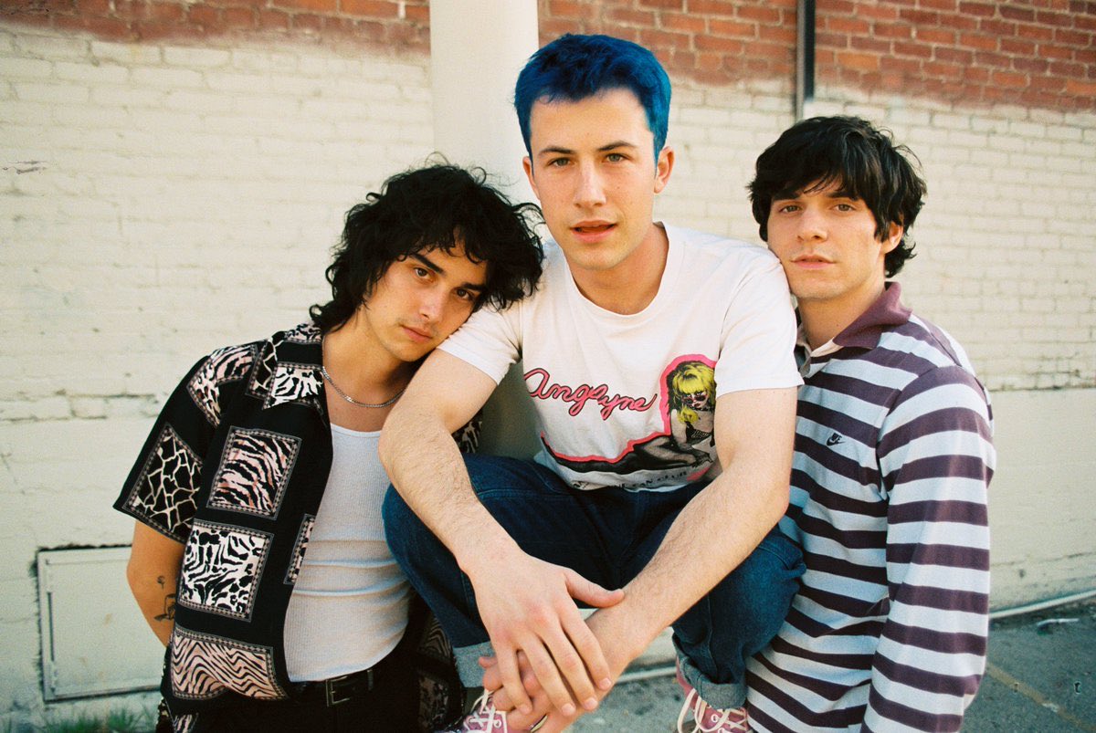 wallows trying to sit normally, a thread i wanted: