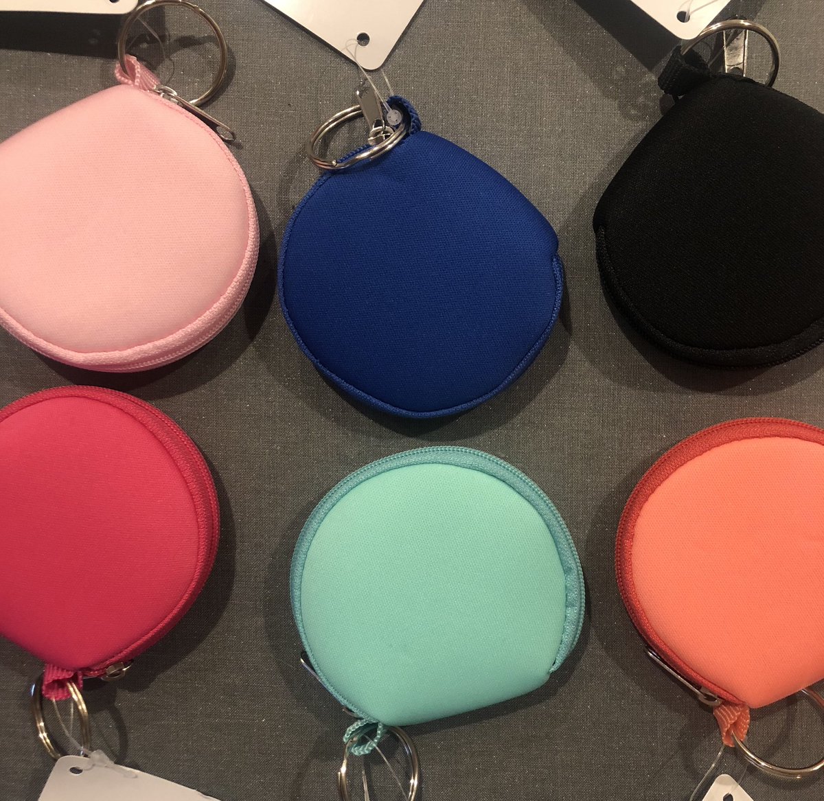 AOB_15's tweet photo. Always misplacing by mask so I decided to make keychain mask holders! Selling the mask design for $5 and can do a custom design/text for $7! Color options below. LMK if you’re interested! 😊 https://t.co/Eg80mrpdgu