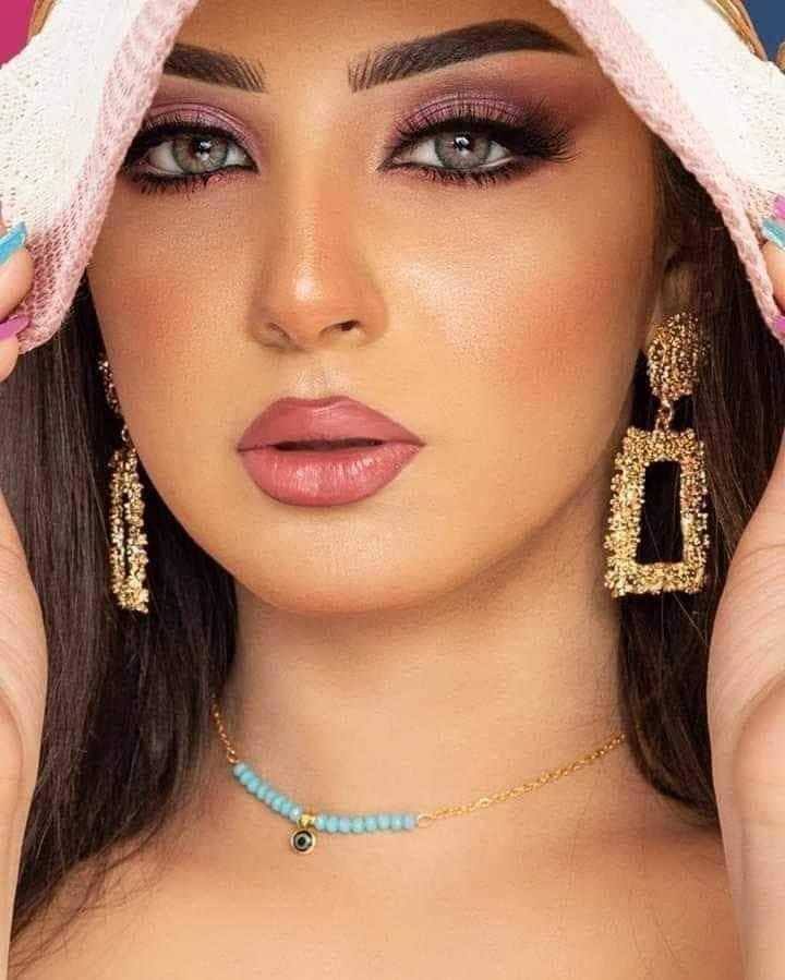 Malek5381920's tweet photo. لا تسألوا الوردَ عن أسبابِ حُمرَتِهِ
لكن سلُوا من بطولِ الهجرِ أدماهُ

لا تحسبنَّ زهورَ الروضِ صامتةً
للساقِ روحٌ وللأوراق أفواهُالخزامى

منسيَّةٌ فوقَ رفَّ العُمرِ حائرةٌ
يذيبُنِي الصبرُ والحرمانُ والآهُ

كم انتظرتك لكن دون فائدةٍ
أنا أحبك..ليت الحبَّ أنساهُ 🥀💔💔 https://t.co/QXW6wcw9iT