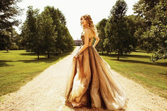 First artist to have singles enter the top 10 of the US hot 100 in successive weeksTaylor Swift (USA) became the first artist to have two singles debut in the Top 10 in successive weeks with “Speak Now” on 23 October and “Back To December” on 30 October 2010.