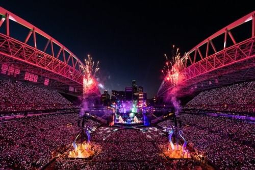 Female artist with the most profitable tour in different continentsduring the Reputation Stadium Tour, Taylor raised +7M dollars per night in Tokyo - Japan (Asia), Sydney - Australia (Oceania) and more than 9M in Houston - United States (America).