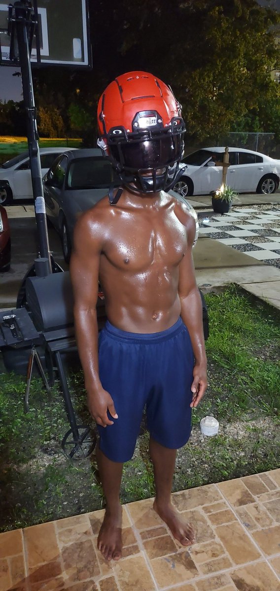 CliftonBrownII1's tweet photo. Covid gave me even more time to get ready so here i come #C3 #SCHUTT #propertraining #MIAMIEDSION #REDRADIERS @MichaelTunsil @unclelukereal1 @_whitehead1 @larryblustein @AndrewSternL @JerryRecruiting @GridironStuds @Dwight_XOS
@TopFlightST incoming 9th grader https://t.co/6PojPobpXT