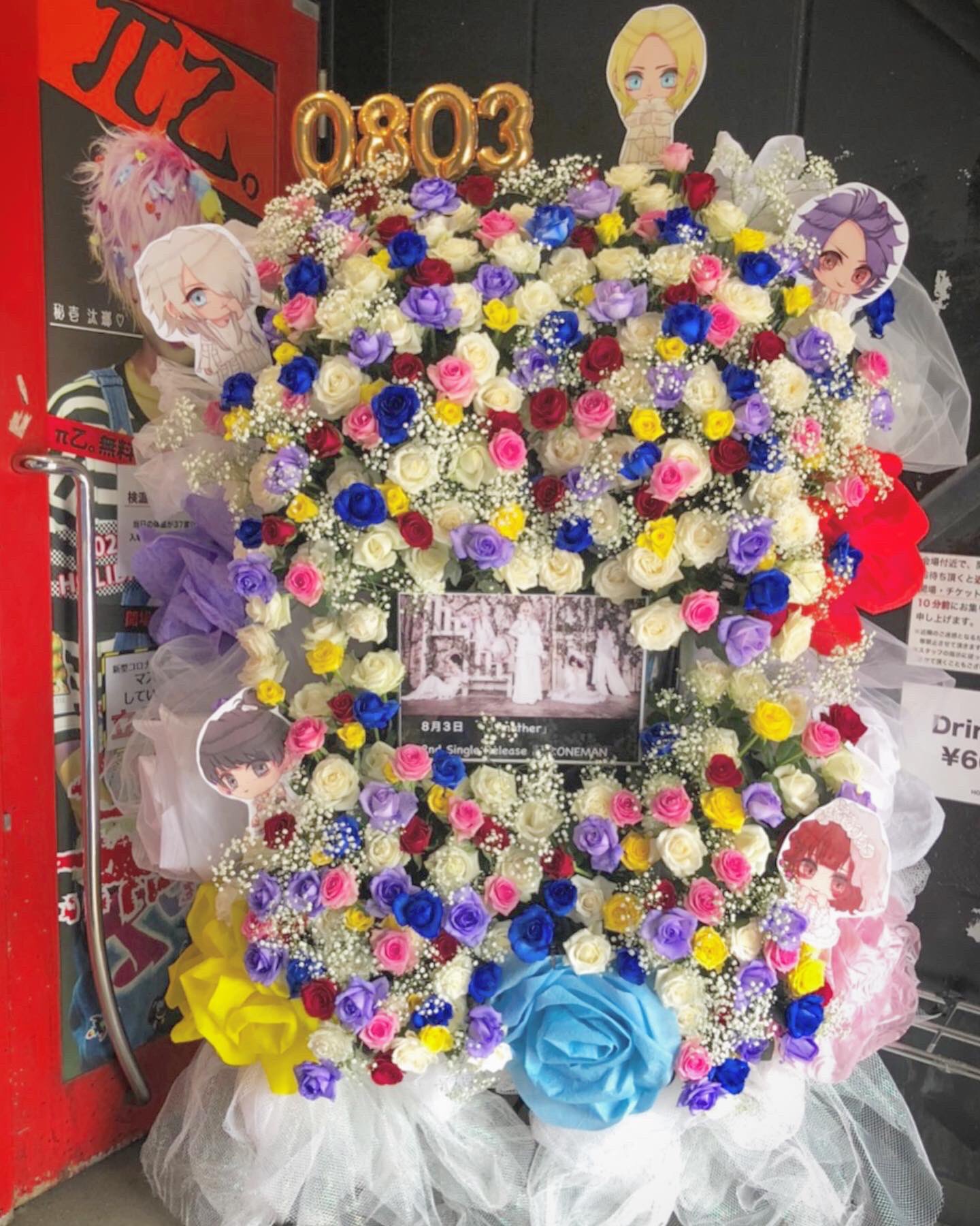 よしえ店長 Alcyon さんのライブに 二連結スタンド花 をお届けしました 白をベースにメンバーカラー をカラフルに取り入れ 周りにはジャイアントフラワー Amp イラストパネルも飾り ゴージャスでpopなスタンド花が完成しました ご注文誠に